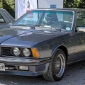 Grafitowe 635CSi na zlocie Classic-Gala w Schwetzingen. To wersja, która odpowiada za większość sprzedaży E24 — i najczęściej trafia dziś na giełdy.