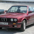 Po opuszczeniu dachu nad kabiną nie zostaje nic — BMW usunęło w cabrio słupki B i C powyżej linii drzwi. Za tę sylwetkę auto zapłaciło masą wyższą o ok. 110 kg od odpowiadającego mu sedana.