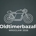 Minimalistyczna ilustracja eventowa OldtimerbazaR Wrocław 2026 — sylwetka klasycznego motocykla na stalowym tle z nazwą wydarzenia