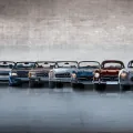 Rodzina SL od wyścigowego 300 SL z 1952 roku po R230 z początku XXI wieku — R129 stoi tu między długowiecznym R107 a erą składanego twardego dachu.