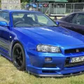 Zlotowa ekspozycja pokazuje skalę zjawiska. GT-R-ów w nadwoziu BNR34 powstało 11 578 przy 64 623 egzemplarzach całej gamy R34; reszta jeździła na tylną oś, z jedną turbiną albo bez doładowania.