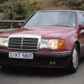 500E z 1990 roku, jeszcze przed liftingiem, w pełnym studyjnym ujęciu. Z daleka zwykły 124 — dopiero z bliska zdradzają go dyskretnie poszerzone błotniki i niżej osadzone nadwozie. To właśnie ten egzemplarz, składany ręcznie u Porsche w Zuffenhausen, zdef