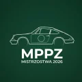 Minimalistyczna ilustracja eventowa MPPZ 2026 — sylwetka rajdowego klasyka na zielonym tle