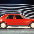 Sedan 124 w tunelu aerodynamicznym, 1984. To tutaj spokojna bryła Sacco przestawała być kwestią gustu, a stawała się fizyką — strugi powietrza zdradzały, czy nadwozie naprawdę jest tak śliskie, jak miało być. Wynik: współczynnik oporu w okolicach 0,28, le
