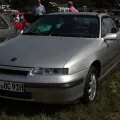 Opel Calibra sprzed liftingu: czysta, opływowa bryła, która w 1989 roku była najbardziej aerodynamicznym autem seryjnym świata. To nią zaczęła się cała historia.