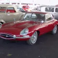 Jaguar E-Type Series 1 z reflektorami schowanymi za szklanymi osłonami — sylwetka, która w 1961 roku zatrzymała dziennikarzy przy barierce.