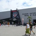 Hala Muzeum Motoryzacji WENA w Oławie — jedna z największych kolekcji samochodów w Polsce.