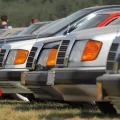 Szereg »beczek« W124 — youngtimery, które jeszcze niedawno były zwykłymi starymi Mercedesami, a dziś ustawiają się w kolejce po status klasyka.