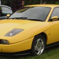 Broom Yellow — barwa, po której Fiata Coupé rozpoznaje się z drugiego końca parkingu. Ostre cięcia nadwozia to podpis Chrisa Bangle'a.