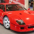 Ferrari F40 od przodu: niska, szeroka, z wlotami wyciętymi w kompozytowym nosie. Pininfarina nie rysowała tu piękna dla piękna — każdy otwór chłodzi albo dociska. Trzydzieści lat później wciąż wygląda groźnie.