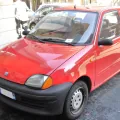 Przez cztery lata, od 1999 do 2002 roku, żaden nowy samochód nie sprzedawał się w Polsce lepiej niż Seicento. Czerwień na osiedlowym parkingu stała się znakiem przełomu wieków.