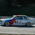 M3 w barwach Warsteinera wraca na tor Nürburgringu podczas pokazu BMW Group Classic we wrześniu 2023 roku. Wersja wyścigowa była celem całego przedsięwzięcia — pięć tysięcy aut na drogę powstało po to, żeby ta mogła wystartować.