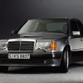 500E z 1990 roku — najszybszy i najbardziej mityczny z całej rodziny 124, sedan, który osiągi miał supersamochodu, a temperament zabójcy w garniturze. To wokół takich egzemplarzy narosła połowa legend, które prostujemy w tym tekście. Wygląda jak każdy inn