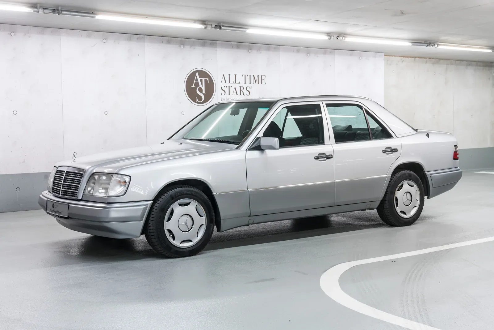 Cała rodzina 124 ustawiona w studio do jednego kadru — sedan, kombi, coupé i kabriolet pod wspólną, rozpoznawalną linią. Zdjęcie powstało w 1995 roku, gdy sedan kończył już żywot na taśmie, a kabriolet miał zostać w produkcji jeszcze dwa lata. Ćwierć wiek