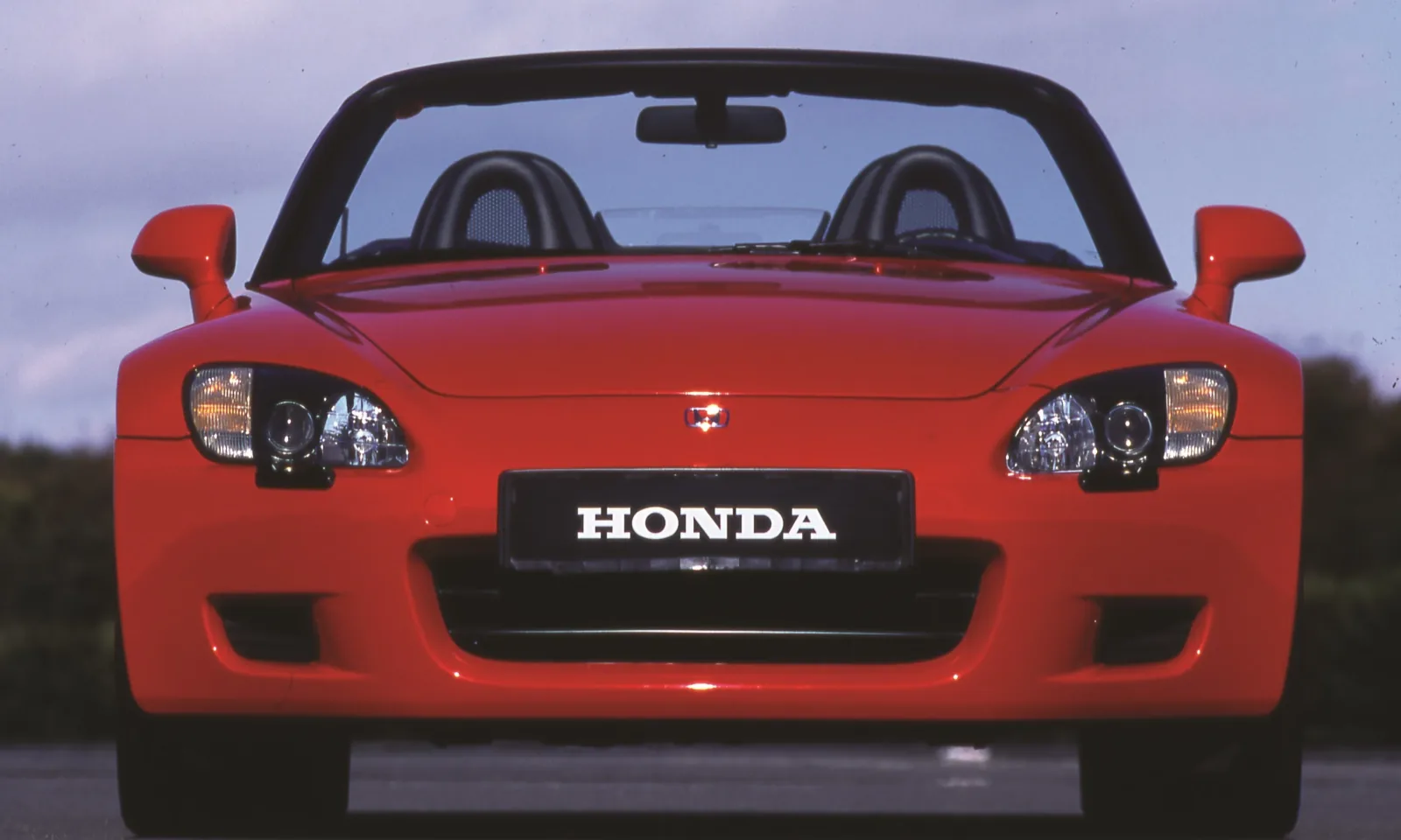 Honda S2000 AP1 w oficjalnym materiale prasowym Hondy z okresu debiutu modelu.