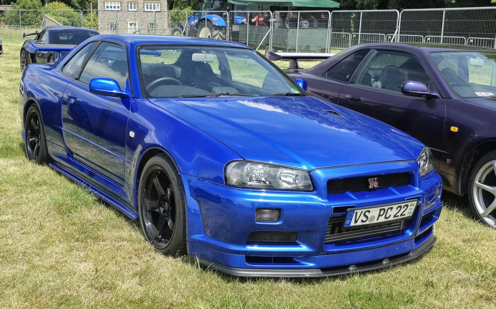 Zlotowa ekspozycja pokazuje skalę zjawiska. GT-R-ów w nadwoziu BNR34 powstało 11 578 przy 64 623 egzemplarzach całej gamy R34; reszta jeździła na tylną oś, z jedną turbiną albo bez doładowania.