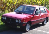 Polonez MR'83 — w tylnych słupkach ma jeszcze kratki wentylacyjne. Dopiero modernizacja MR'86 zastąpiła je małymi okienkami, które dały modelowi przydomek „akwarium". Francuskie tablice to ślad po eksportowej karierze modelu.