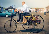 Replika Benz Patent-Motorwagen — pierwowzoru samochodu z 1886 roku. W Toruniu jechała o własnych siłach, mijając auta o ponad sto lat młodsze.