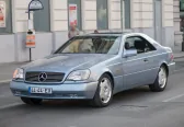 C140 w ruchu — dwudrzwiowa Klasa S, która na ulicy robi dziś większe wrażenie niż niejeden supersamochód tamtej dekady. Badge V12 zdradza topową wersję.