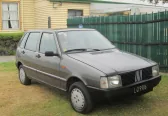 Fiat Uno pierwszej serii — wysokie, kanciaste nadwozie, ktore Giugiaro zaprojektowal pod maksimum przestrzeni. Auto dla milionow, nie dla wybranych.