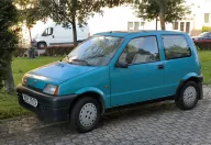 Turkusowy Fiat Cinquecento. Trzy i pół metra kanciastej sylwetki narysowanej w Centro Stile Fiata przez zespół Ermanno Cressoniego. Takich zadbanych sztuk ubywa z każdym rokiem. *fot. Roman Mifek / Wikimedia Commons, CC BY-SA 4.0*