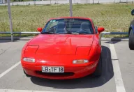 Pierwsza generacja MX-5 z przełomu lat 80. i 90. i jej znak firmowy — chowane reflektory, które wysuwały się z maski dopiero po zmroku. To od tego lekkiego auta zaczął się najlepiej sprzedający się roadster świata.