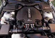 Silnik S62 z M5 E39 — pięciolitrowe V8, osiem osobnych przepustnic i 400 KM. Reszta gamy E39 jeździ na czterech innych rodzinach jednostek.