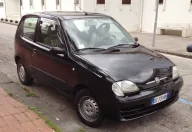 Jeżdżące Seicento kupisz dziś za 2000–6000 złotych — mniej niż niejeden rower elektryczny. Mechanika jest tania i naprawialna domowym sposobem. O wartości egzemplarza decyduje stan blachy.