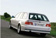 BMW 5 Series Touring E39 od tyłu — kombi weszło do gamy późno, w 1997 roku, i zeszło z niej najpóźniej, bo rok po sedanie.