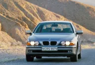 BMW 5 Series Sedan E39 w wieczornym świetle na górskiej drodze — oficjalne zdjęcie z retrospektywy BMW Group PressClub.