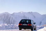 Napęd na cztery koła BMW pokazało w kombi od razu na premierze — 325iX Touring stanął we Frankfurcie obok 320i, 324td i 325i. Wersja z 4×4 ważyła 1370 kg według katalogów technicznych epoki, o sto kilogramów więcej niż 325i z tym samym silnikiem.