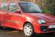 Edycję Sporting Michael Schumacher Fiat wypuścił na przełomie 2000 i 2001 roku, żeby uczcić pierwszy tytuł mistrza świata Niemca dla Ferrari. Czerwień była tu obowiązkowa — barwy Scuderii nie znosiły kompromisu.