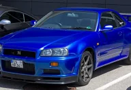 R34 GT-R na niemieckich tablicach. Dla polskiego kupującego to różnica zasadnicza: auto zarejestrowane wcześniej w państwie Unii wchodzi w wyjątek dopuszczający kierownicę po prawej, przywiezione prosto z Japonii — nie.