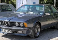 Grafitowe 635CSi na zlocie Classic-Gala w Schwetzingen. To wersja, która odpowiada za większość sprzedaży E24 — i najczęściej trafia dziś na giełdy.