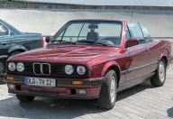 Po opuszczeniu dachu nad kabiną nie zostaje nic — BMW usunęło w cabrio słupki B i C powyżej linii drzwi. Za tę sylwetkę auto zapłaciło masą wyższą o ok. 110 kg od odpowiadającego mu sedana.