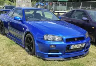 Zlotowa ekspozycja pokazuje skalę zjawiska. GT-R-ów w nadwoziu BNR34 powstało 11 578 przy 64 623 egzemplarzach całej gamy R34; reszta jeździła na tylną oś, z jedną turbiną albo bez doładowania.