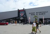 Hala Muzeum Motoryzacji WENA w Oławie — jedna z największych kolekcji samochodów w Polsce.