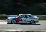 M3 w barwach Warsteinera wraca na tor Nürburgringu podczas pokazu BMW Group Classic we wrześniu 2023 roku. Wersja wyścigowa była celem całego przedsięwzięcia — pięć tysięcy aut na drogę powstało po to, żeby ta mogła wystartować.