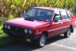 Polonez MR'83 — w tylnych słupkach ma jeszcze kratki wentylacyjne. Dopiero modernizacja MR'86 zastąpiła je małymi okienkami, które dały modelowi przydomek „akwarium". Francuskie tablice to ślad po eksportowej karierze modelu.