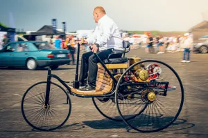 Replika Benz Patent-Motorwagen — pierwowzoru samochodu z 1886 roku. W Toruniu jechała o własnych siłach, mijając auta o ponad sto lat młodsze.