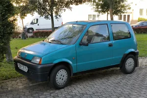 Turkusowy Fiat Cinquecento. Trzy i pół metra kanciastej sylwetki narysowanej w Centro Stile Fiata przez zespół Ermanno Cressoniego. Takich zadbanych sztuk ubywa z każdym rokiem. *fot. Roman Mifek / Wikimedia Commons, CC BY-SA 4.0*