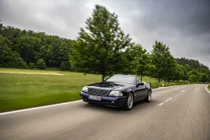 SL 600 R129 w ruchu — sesja Mercedes-Benz Classic z 2021 roku. W trzydziestej rocznicy debiutu V12 marka pokazała ten model jako auto, którym wciąż się jeździ. Nie eksponat. Egzemplarz w drodze.