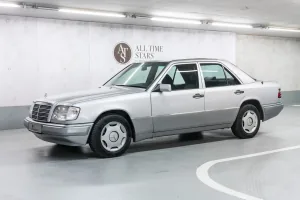 Cała rodzina 124 ustawiona w studio do jednego kadru — sedan, kombi, coupé i kabriolet pod wspólną, rozpoznawalną linią. Zdjęcie powstało w 1995 roku, gdy sedan kończył już żywot na taśmie, a kabriolet miał zostać w produkcji jeszcze dwa lata. Ćwierć wiek