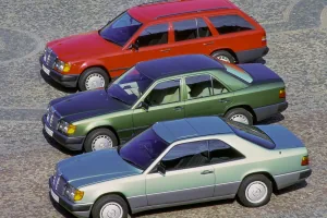 Coupé C124 z 1987 roku w ujęciu bocznym — i cała jego tajemnica na widoku. Brak słupka B sprawia, że po opuszczeniu szyb bok auta otwiera się w jeden nieprzerwany prześwit. Ten efekt kosztował inżynierów z Sindelfingen miesiące pracy nad sztywnością nadwo