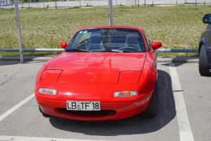 Pierwsza generacja MX-5 z przełomu lat 80. i 90. i jej znak firmowy — chowane reflektory, które wysuwały się z maski dopiero po zmroku. To od tego lekkiego auta zaczął się najlepiej sprzedający się roadster świata.