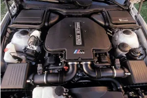 Silnik S62 z M5 E39 — pięciolitrowe V8, osiem osobnych przepustnic i 400 KM. Reszta gamy E39 jeździ na czterech innych rodzinach jednostek.