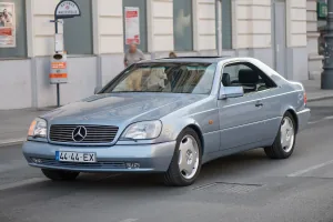C140 w ruchu — dwudrzwiowa Klasa S, która na ulicy robi dziś większe wrażenie niż niejeden supersamochód tamtej dekady. Badge V12 zdradza topową wersję.