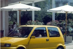 Żółty Sporting z fabrycznej sesji. Dziś to najbardziej poszukiwana i najdroższa wersja Cinquecento. *fot. Stellantis Heritage / archiwum Fiata*