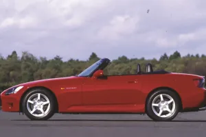 Profil pierwszego AP1: długa maska, kabina cofnięta nad tylną oś, klasyczny przepis na roadster z napędem na tył. Sylwetka, która nie zestarzała się ani o rok.