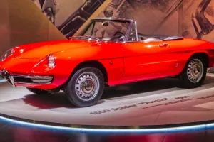 Czerwony Spider 1600 „Duetto" z 1966 roku na obrotnicy Museo Storico Alfa Romeo w Arese. Okrągły przód i zwężający się tył — kształt, który Włosi nazwali „osso di seppia", kością mątwy. Tak zaczęło się dwadzieścia siedem lat jednej sylwetki.